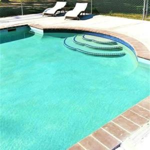 Bazén v ubytování Simple Cabin Camping for Families in the Catskills of Upstate New York nebo v jeho okolí