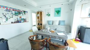 Un comedor con mesa y sillas en Zhangjiajie Qingfeng B&B West Station Branch, en Zhangjiajie