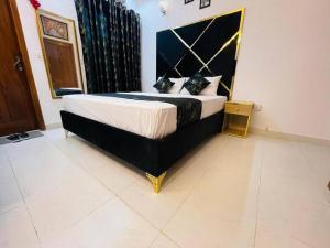 ein Schlafzimmer mit einem Kingsize-Bett in einem Zimmer in der Unterkunft BNB Royal Galaxy Family Hotel in Karatschi