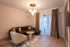 un salon avec un canapé et une table dans l'établissement Ivory Garden Studio by Blvd 51B7 - Premium Voluntari Stay, à Bucarest