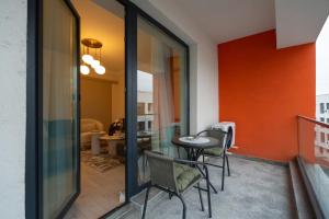 un balcon avec une table et des chaises dans une pièce dans l'établissement Ivory Garden Studio by Blvd 51B7 - Premium Voluntari Stay, à Bucarest