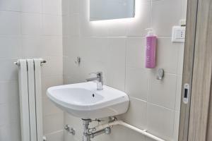 Un baño de Lucca Hostel & Rooms San Frediano 40 fotos más