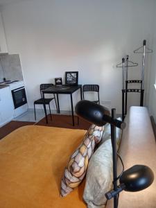 ein Schlafzimmer mit einem Bett mit einer Lampe darauf in der Unterkunft Boki in Belgrad + 5 Fotos