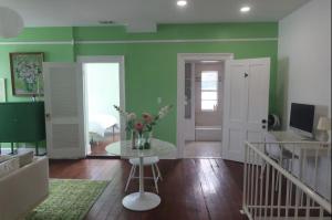 a living room with a vase of flowers on a table at Bosch Huse Rosé - Zomer in Savannah +4 photos