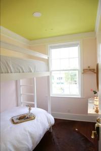 a bedroom with two bunk beds and a window at Bosch Huse Rosé - Zomer in Savannah