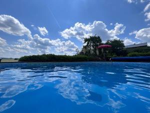 ChâtenetGite - Vin Rose的蓝天下，泳池边撑着一把遮阳伞。 更多14张照片
