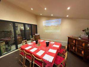 ChâtenetGite - Vin Rose的有红色桌子和椅子的餐厅