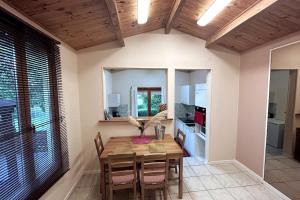 ChâtenetGite - Vin Rose的配有木桌椅的餐厅