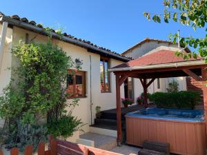 ChâtenetGite - Vin Rose的房屋前方设有凉亭