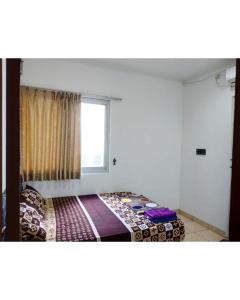 Un dormitorio con una cama en una habitación con ventana. en sa'ci guest house, en Bandung