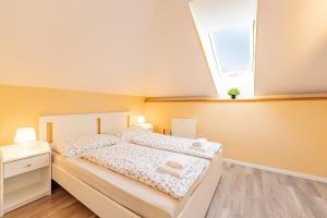 Nová LipnicaWellness apartmány Fürst的一间带床和窗户的小卧室 更多116张照片