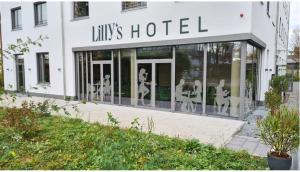 a store front of a building with glass doors at Lillys Hotel 
