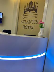 un mostrador de recepción con un letrero del hotel Atantis en Atlantis Hotel, en El Cairo 26 fotos más