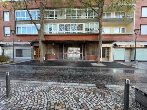 ein leerer Parkplatz vor einem Gebäude in der Unterkunft Appartement Pop et coloré au coeur de Dunkerque in Dunkerque