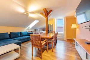 Nová LipnicaWellness apartmány Fürst的客厅里有一张桌子和一张蓝色沙发