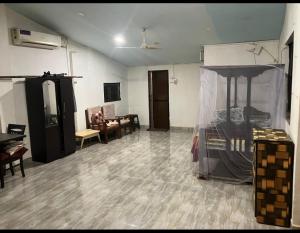 カナコナにあるTembewadda houseのリビングルーム(テーブル、椅子付)が備わる広い客室です。 +3枚の写真