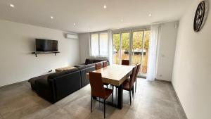 ein Wohnzimmer mit Tisch und Couch in der Unterkunft Appartement 3 chambres avec terrasse et Parking à Fréjus in Fréjus