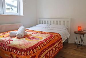 Ένα ή περισσότερα κρεβάτια σε δωμάτιο στο Bright Ground Floor Flat with Free Parking and Balcony Near Stoke Newington