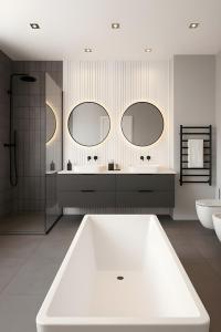 - Baño con 2 lavabos, bañera y 2 espejos en Msotra Party House, en Soweto