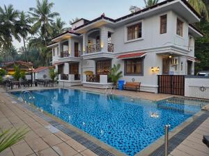 Bazén v ubytování Coastal Suites Apart Hotel ---- 12 minutes walk to beach nebo v jeho okolí