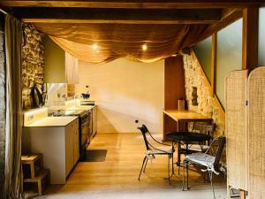 een keuken met stoelen en een tafel in een kamer bij Equisoain in Monreal