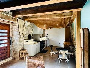 een keuken met een tafel en stoelen in een kamer bij Equisoain in Monreal +6 foto's