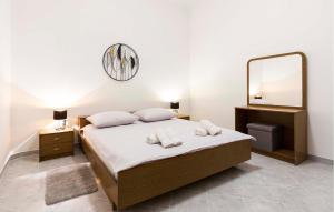 En eller flere senge i et værelse på Lovely Apartment In Bale With Wifi