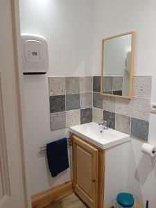 een badkamer met een wastafel en een spiegel bij Marc 2 in Saint-Valéry-en-Caux