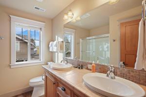a bathroom with two sinks and a toilet at Awbrey in Bend +24 photos