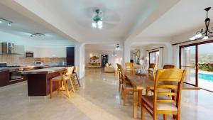 une cuisine et une salle à manger avec une table et des chaises dans l'établissement Villa Tranquillity, à Kharcha