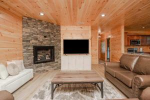 TV a/nebo společenská místnost v ubytování Secluded Cabin Pet Welcome Deck Sleeps 8 + 42 fotografií