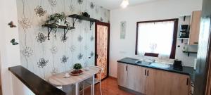 una cucina con un tavolino e un lavandino di Bahia Sol Dream -Caleta de Fuste- a Caleta De Fuste