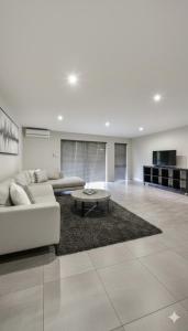 Una sala de estar con un sofá y una mesa de café. en Msotra Party House, en Soweto