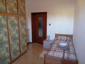 a small bedroom with a bed and a mirror at La Casa di Anna in Sassari