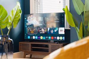 una TV a schermo piatto seduta sopra un supporto in legno di New! 3BR in Gladstone a Hartlepool