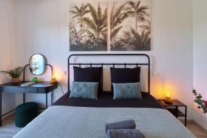 Postel nebo postele na pokoji v ubytování Dans les étoiles - 2 bedroom with free parking near to the city center