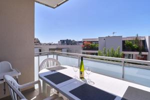 Balkón nebo terasa v ubytování Dans les étoiles - 2 bedroom with free parking near to the city center