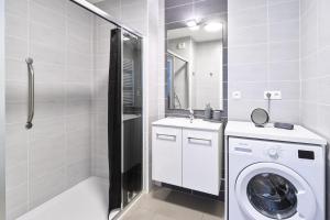 Koupelna v ubytování Dans les étoiles - 2 bedroom with free parking near to the city center + 17 fotografií