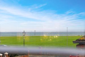 una vista dell'oceano da una finestra di New! 3BR in Gladstone a Hartlepool