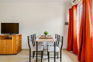 a dining room with a table and chairs and a tv at Monoambiente-Wifi 100mb-TvCable-Centro San Rafael Segovia in San Rafael