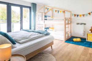 a bedroom with a bunk bed and a bunk bed at Heimbi-Home No 3, 4-6 Pers, EuropaPark, E-Ladesäule in Kappel-Grafenhausen