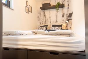 a large bed with two pillows on top of it at Heimbi-Home No 3 I 4-6 Personen I EuropaPark I Family I Garten I Parkplatz I E-Ladestation in Kappel-Grafenhausen +34 photos