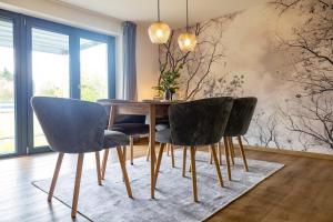 a dining room with a table and four chairs at Heimbi-Home No 3, 4-6 Pers, EuropaPark, E-Ladesäule in Kappel-Grafenhausen