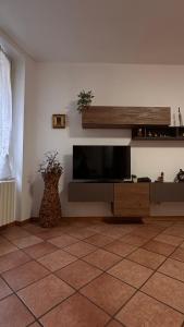 a living room with a flat screen tv on a wall at Alida in Salò