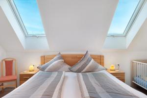 1 dormitorio con 1 cama con 2 tragaluces en Stockerhof, en Elzach