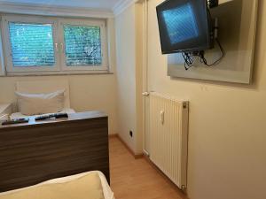 a room with a tv on the corner of a wall at Lounge 04 in Norderney