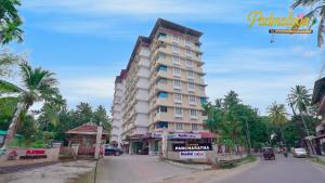 um edifício alto ao lado de uma rua em Padmalaya Homestay Where Divine meets Comfort ! em Guruvāyūr