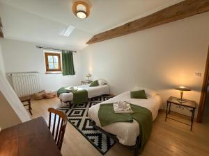 Ένα ή περισσότερα κρεβάτια σε δωμάτιο στο Domaine des Licoches, gite a la campagne 8 personnes