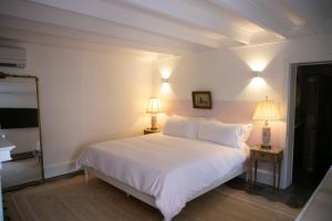 Ένα ή περισσότερα κρεβάτια σε δωμάτιο στο Bosch Huis Rosé Suite