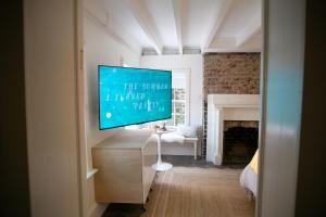 Μια τηλεόραση ή/και κέντρο ψυχαγωγίας στο Bosch Huis Rosé Suite